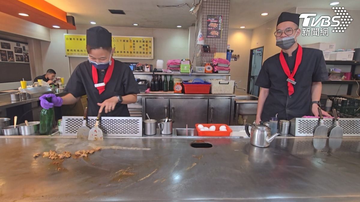 相較之下,同樣在高雄的連鎖鐵板燒七賢店,則規定顧客只能免費加菜一次。(圖/TVBS)