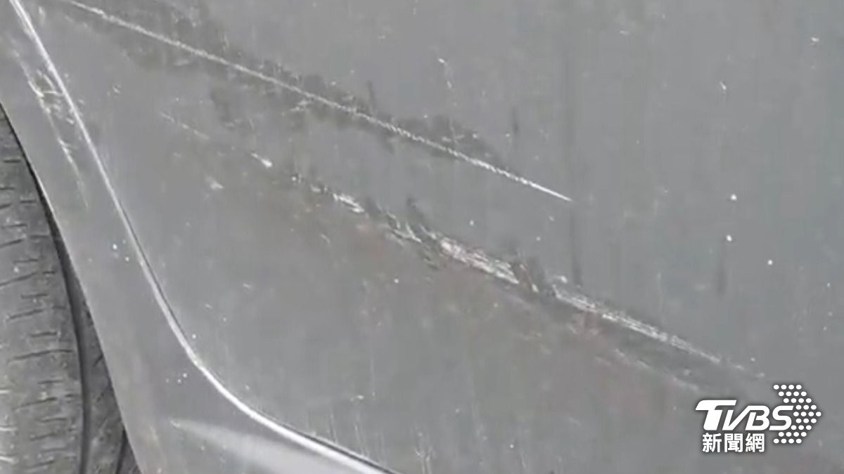 公務車的車身有明顯刮痕。(圖/TVBS)