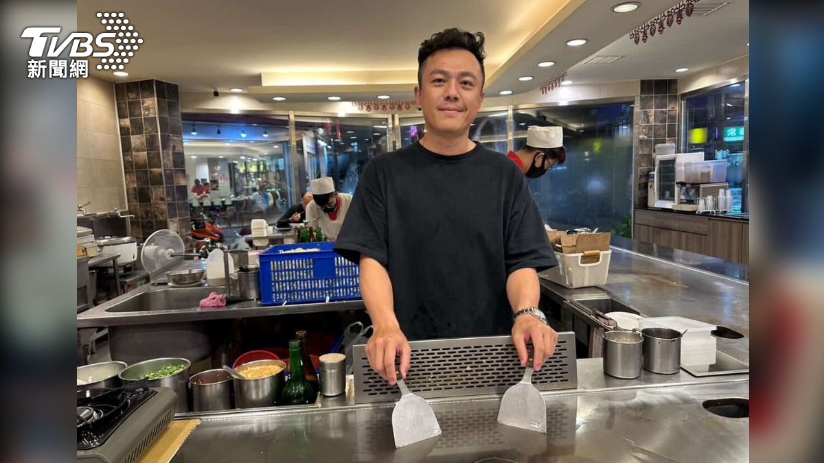 大埔鐵板燒負責人阮雋詠解釋,總部並未強制規定顧客要菜就必須一直免費提供,通常是在菜價可接受的情況下。(圖/TVBS)