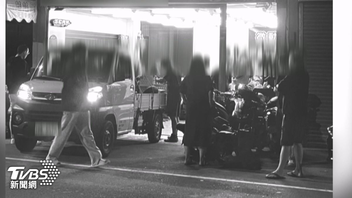 獨/機車行老闆疑捲款逃!顧客半夜「見門開」忙牽車 初估欠債破百萬。(圖/TVBS)
