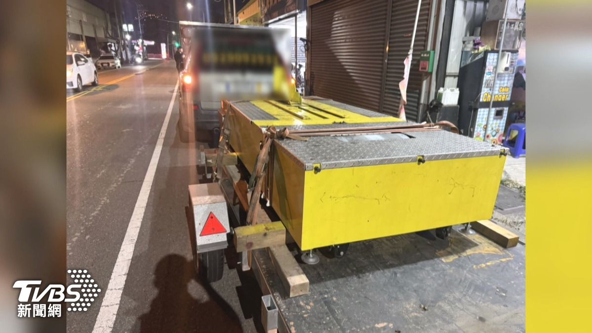 獨/機車行老闆疑捲款逃!顧客半夜「見門開」忙牽車。(圖/TVBS)