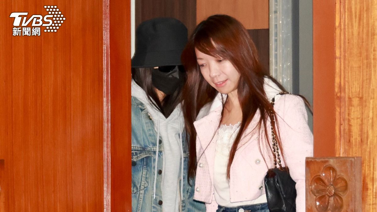 李威妻簡瑀家(後方戴帽者)、辯護人邱筱涵律師。(圖/潘建樺攝)