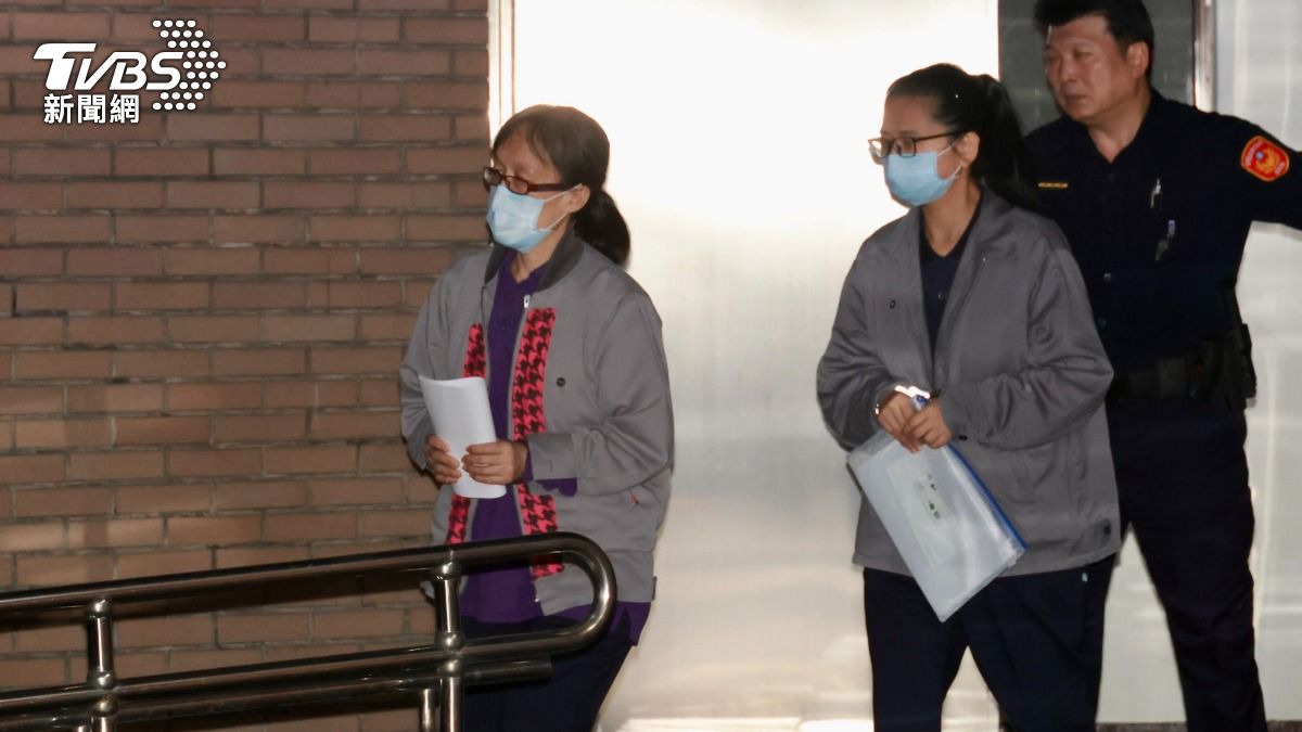 女信徒游秀鈴(前)、梁碧茵(後)還押看守所。(圖/潘建樺攝)
