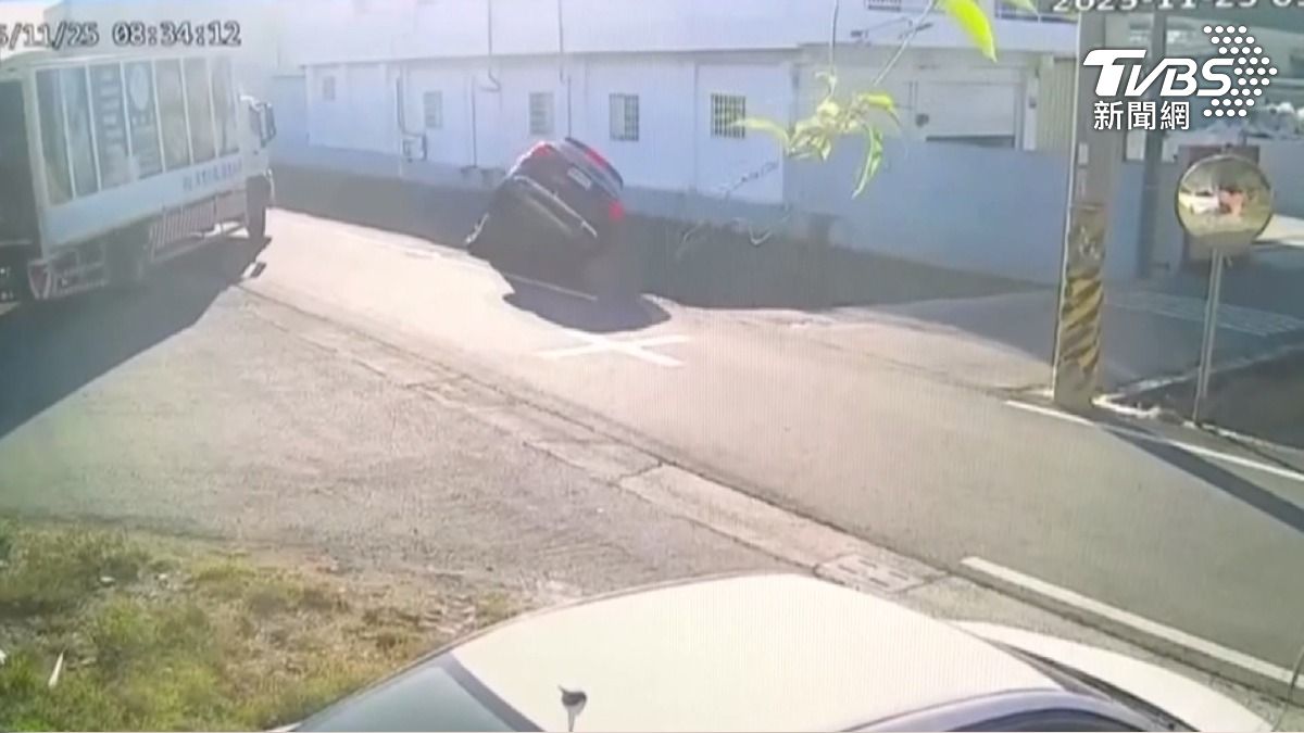 「開進黑影就翻車」 誤判前方路況 1秒到田中翻車。(圖/TVBS)