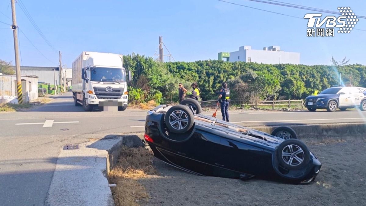 黑影遮田釀禍 休旅車四輪朝天栽落 。(圖/TVBS)