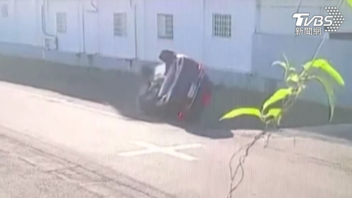 黑影遮田釀禍 休旅車四輪朝天栽落 。(圖/TVBS)