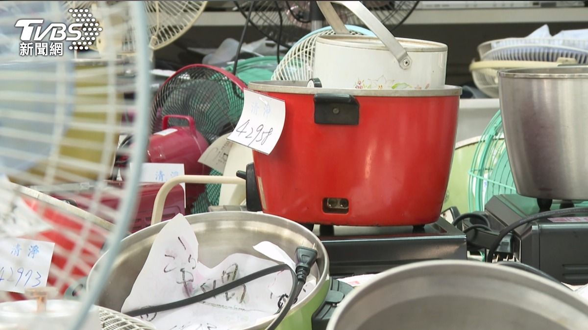 台中家電維修師傅成「魔法師」　百件壞家電獲新生　民眾讚：太神了。(圖／TVBS)  