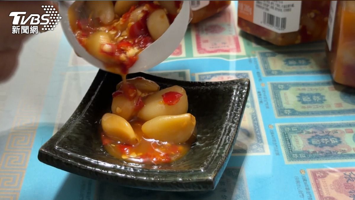 花1600元買蕗蕎 竟收到「大陸蒜頭」。(圖/TVBS)