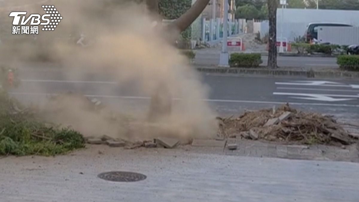 工人挖路樹「瞬間狂噴」!怪手急倒車 瓦斯外洩驚險片曝。(圖/TVBS)