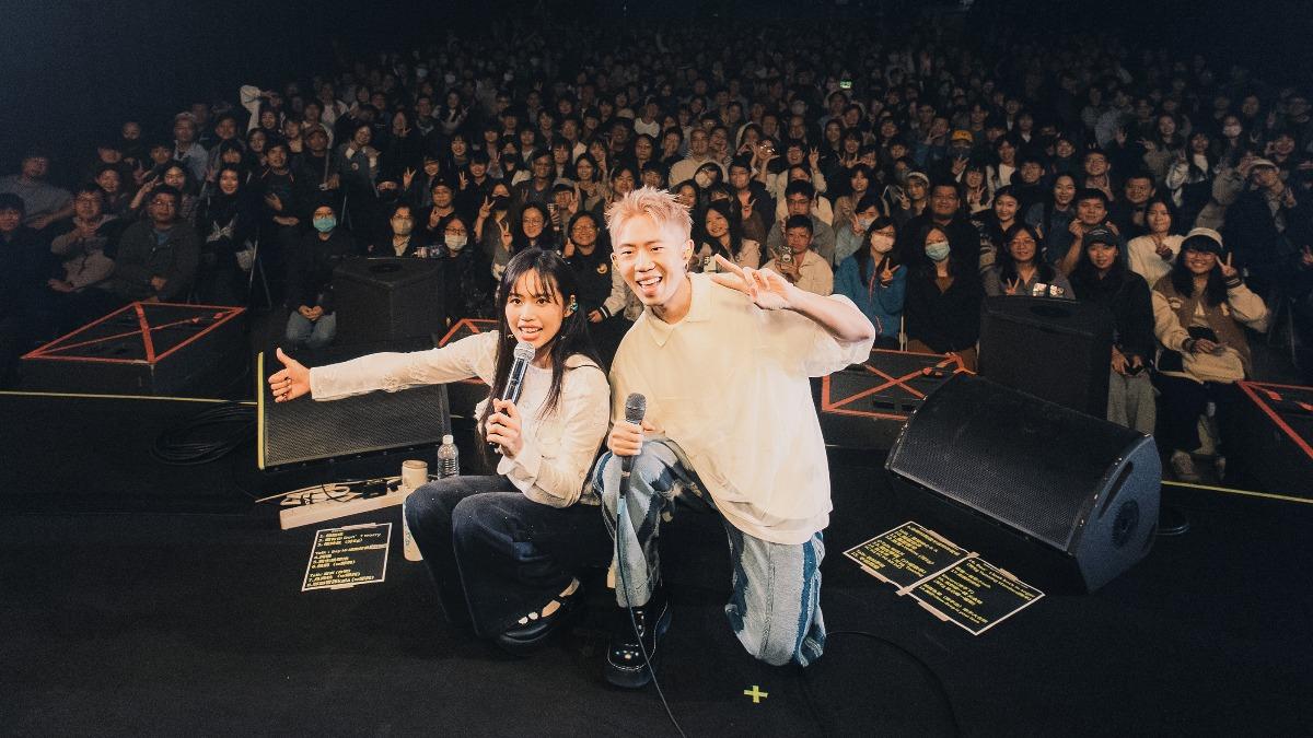 鄭興情義力挺吳汶芳，兩人更合唱新歌〈月亮枕〉。（圖／Legacy提供）