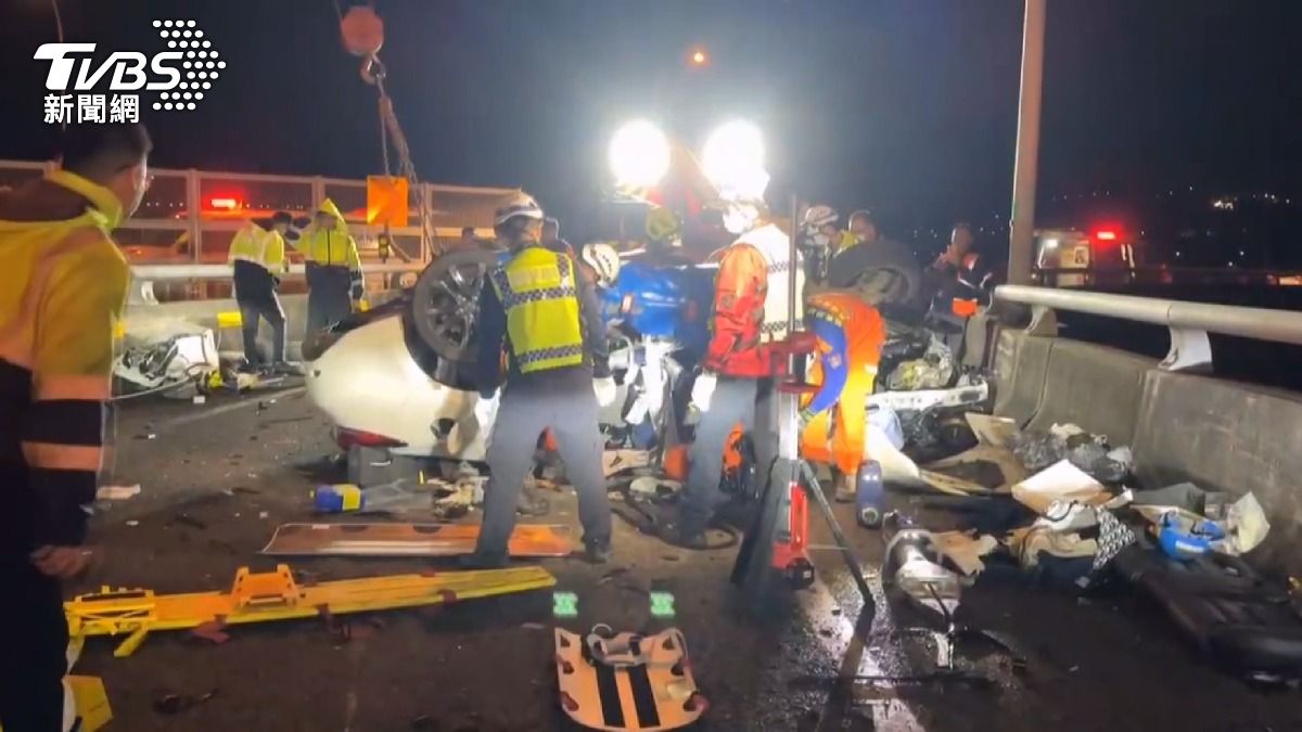 國道斷魂!46歲男駕車自撞護欄「四輪朝天」 困扭曲車體送醫亡