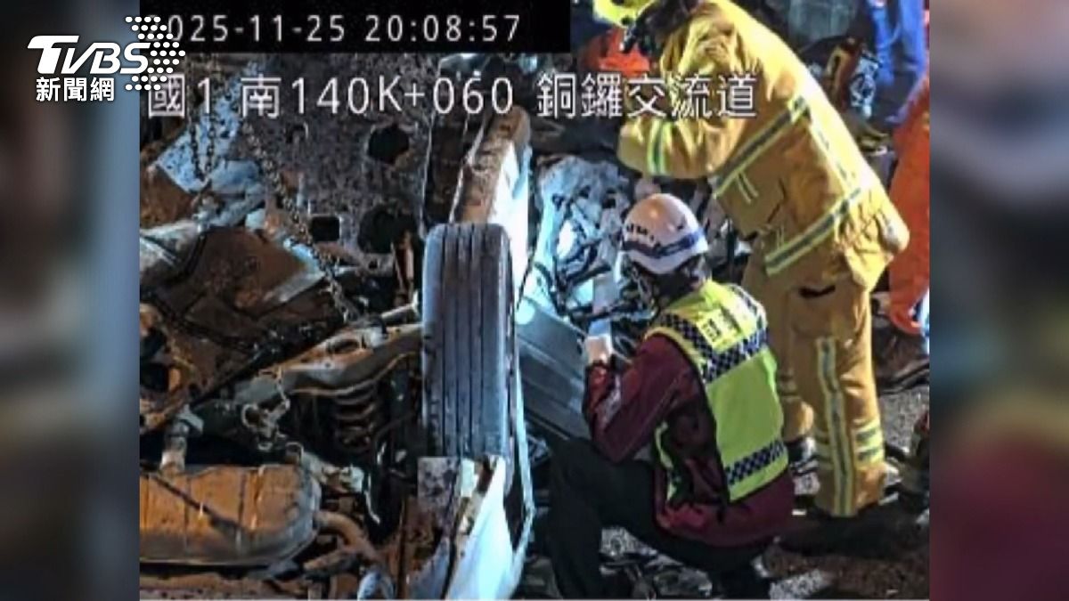 國道斷魂!港男駕車自撞護欄「四輪朝天」 困扭曲車體送醫亡。(圖/TVBS)