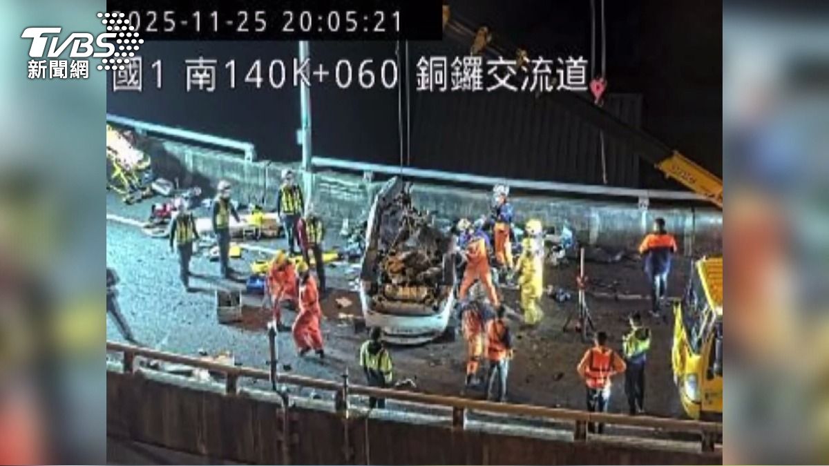國道1號驚傳自撞 港男車毀人亡。(圖/TVBS)