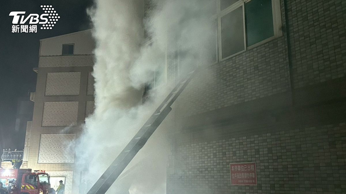 現場火勢猛烈,煙霧瀰漫。(圖/TVBS)