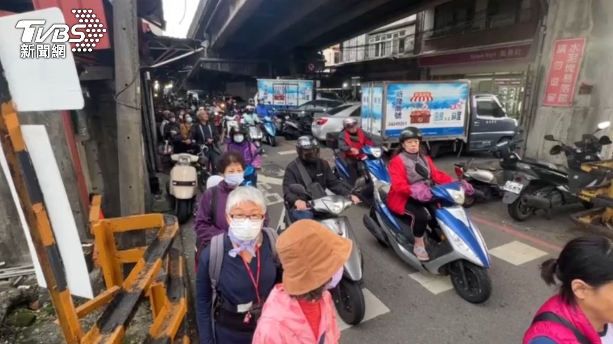 基隆火車站平交道故障，目前僅開放機車與行人通行。（圖／TVBS）