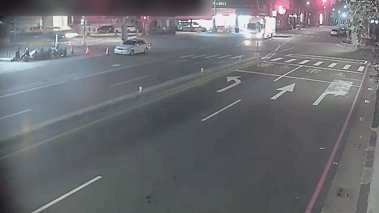 兩輛小貨車對撞瞬間曝光。（圖／TVBS）