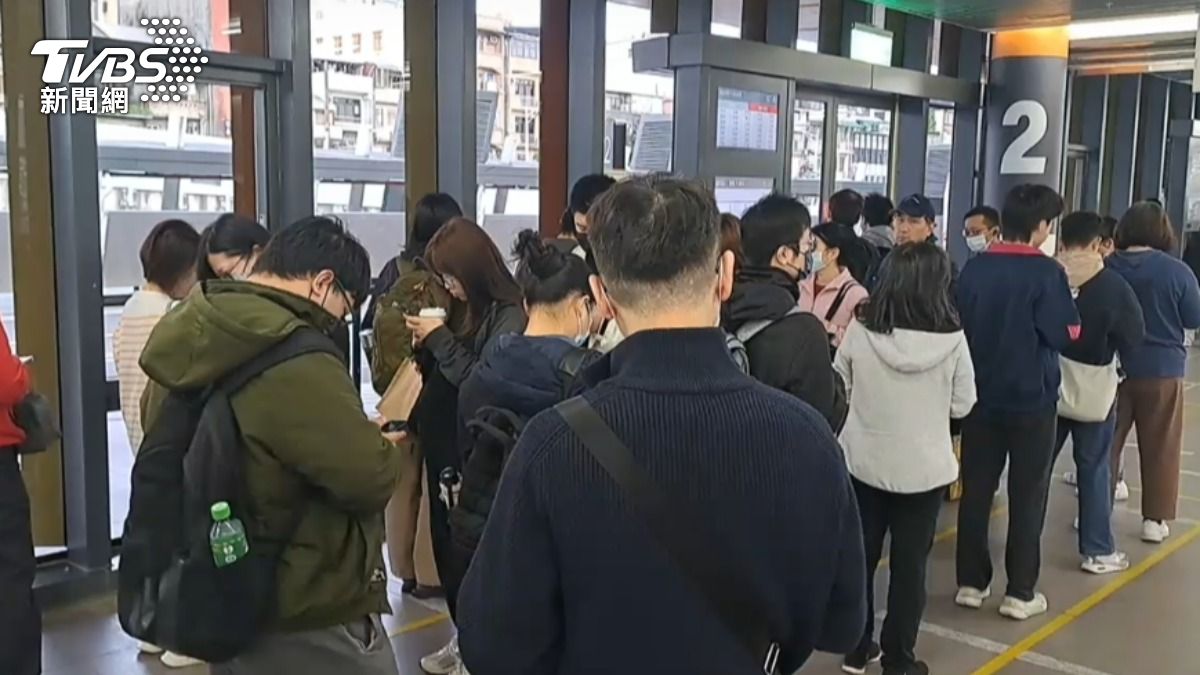 目前基隆轉運站加派加班車接駁上班民眾。(圖/TVBS)