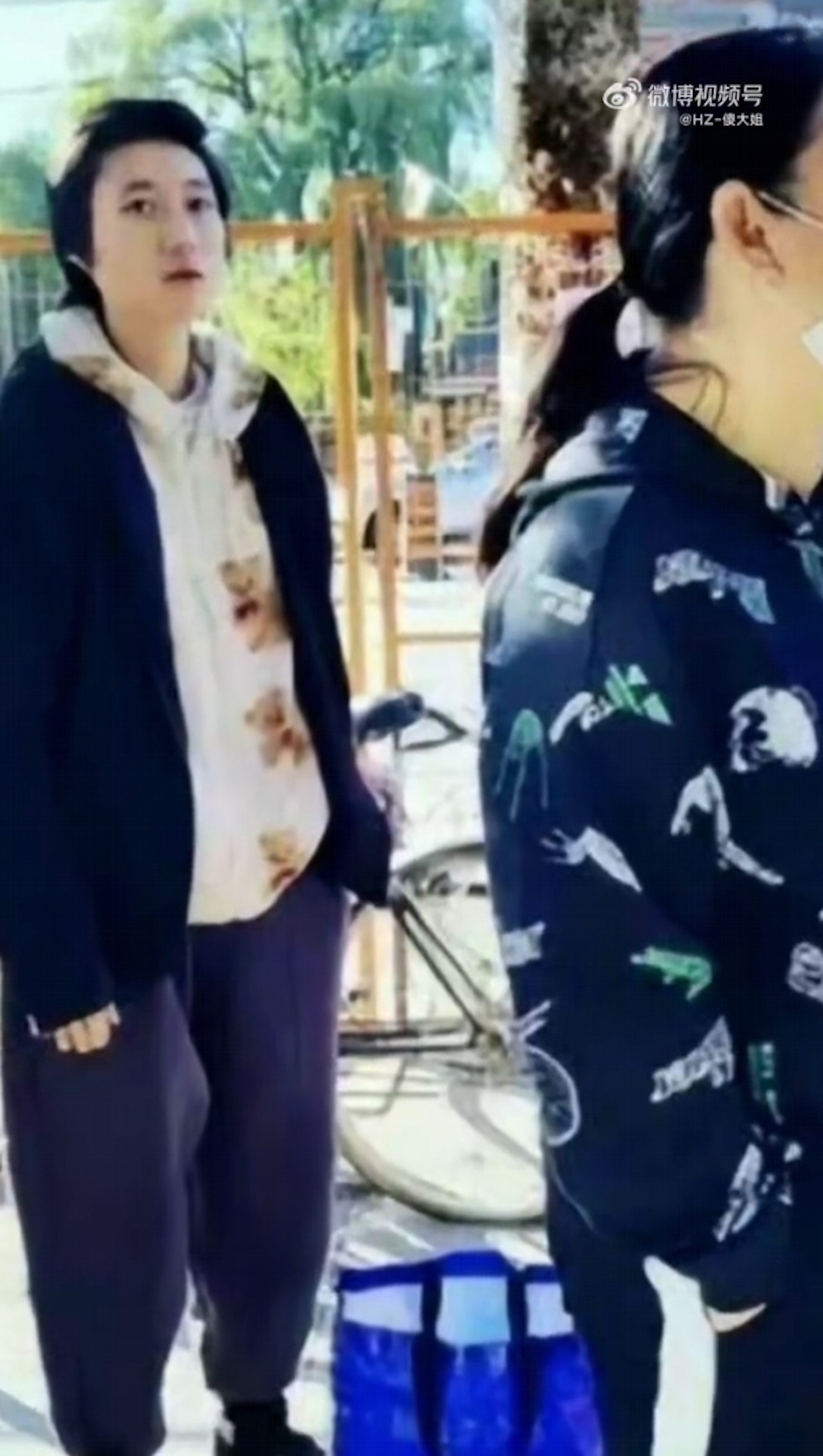 吳卓林曾被拍到排隊領免費食物。(圖/翻攝自微博)