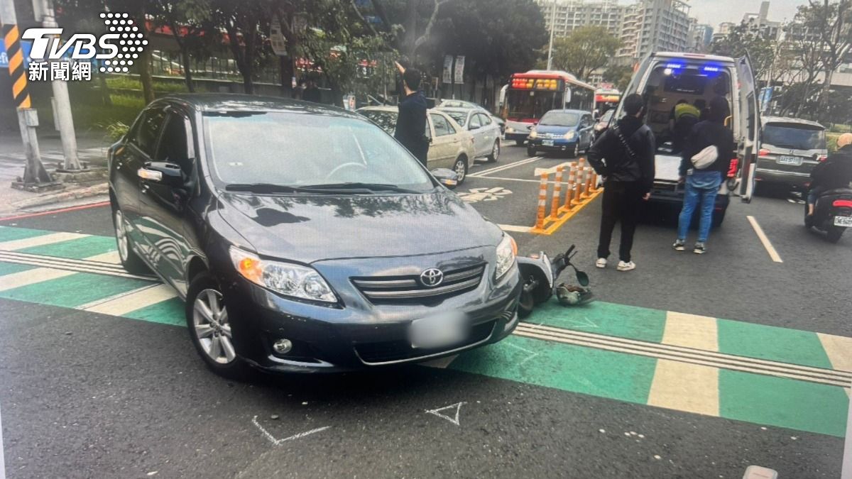韓姓駕駛從外側大迴轉，害後方機車煞車不及撞上。（圖／TVBS）