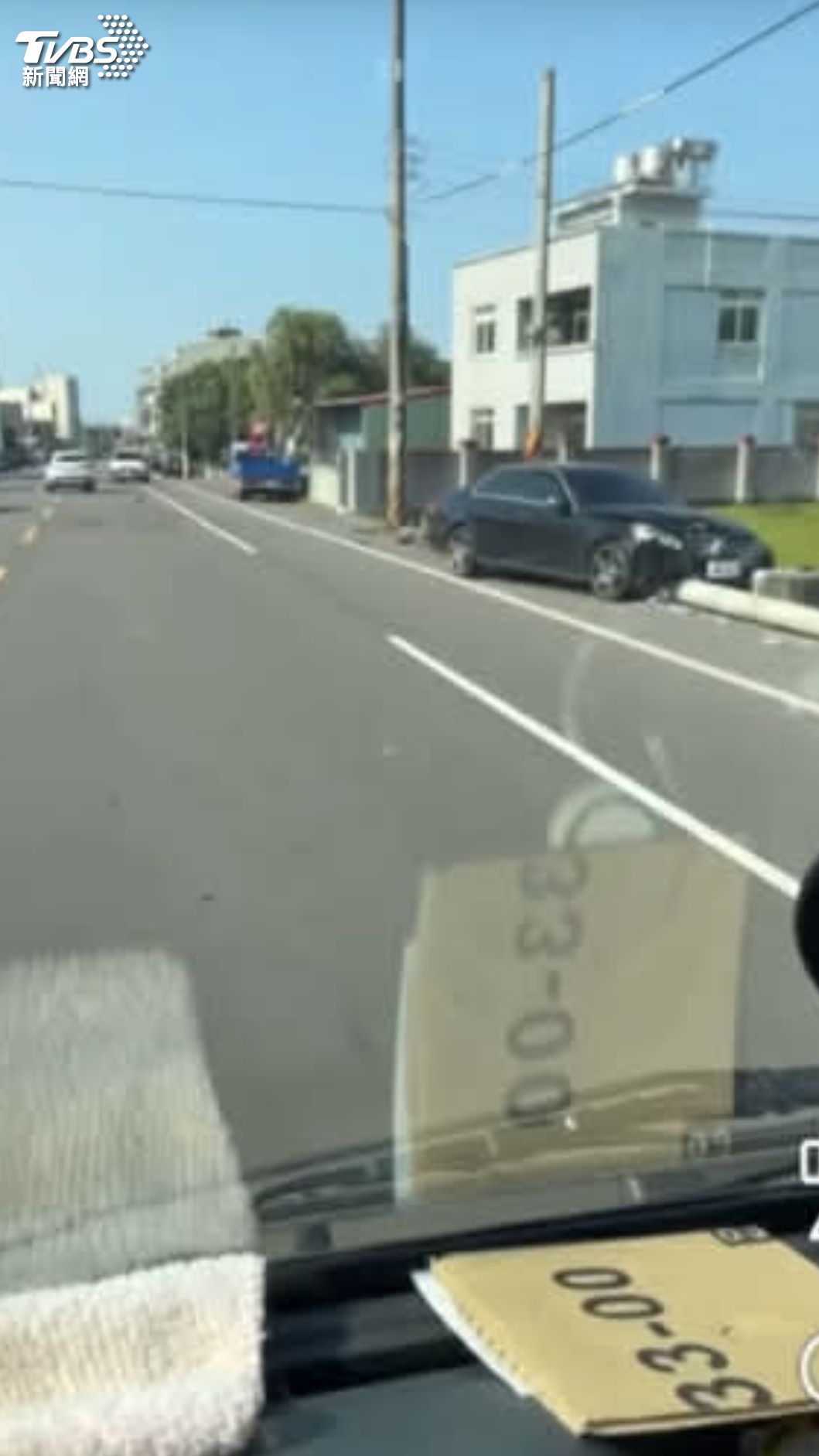 賓士車酒駕暴衝撞,電線桿倒地釀災。(圖/翻攝新竹爆料公社)