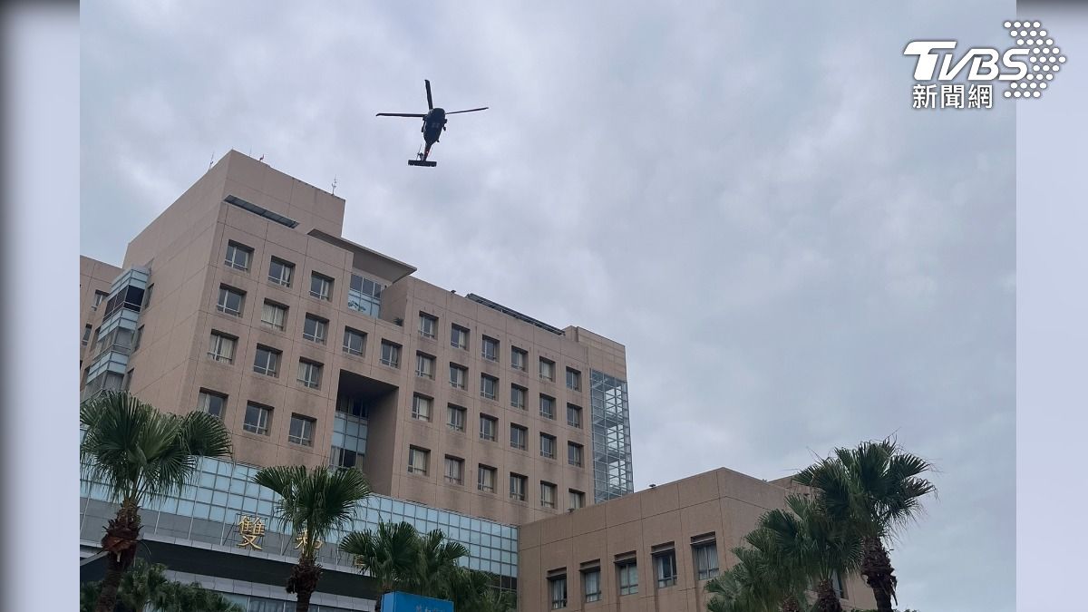 黑鷹UH-60直升機，突然降落雙和醫院停機坪，吸引不少民眾側目。(圖／熱心民眾提供）