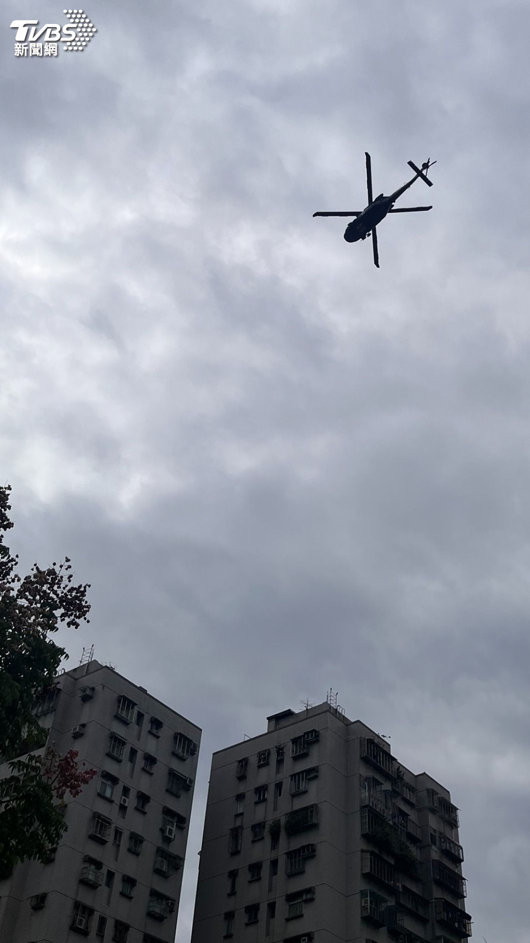 黑鷹降落畫面引發關注,雙和醫院澄清純粹是院內停機坪的例行檢測。(圖/熱心民眾提供)