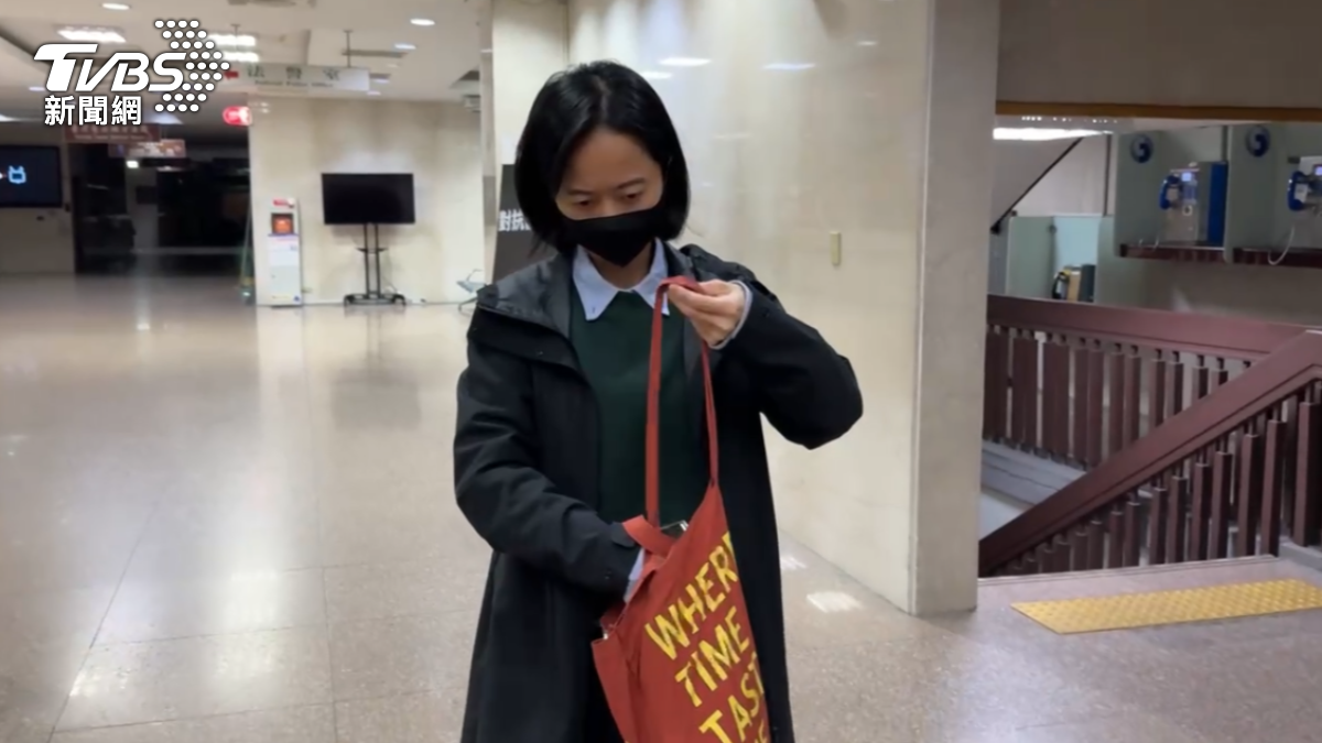 被告翁珮慈10萬交保。(圖/TVBS)