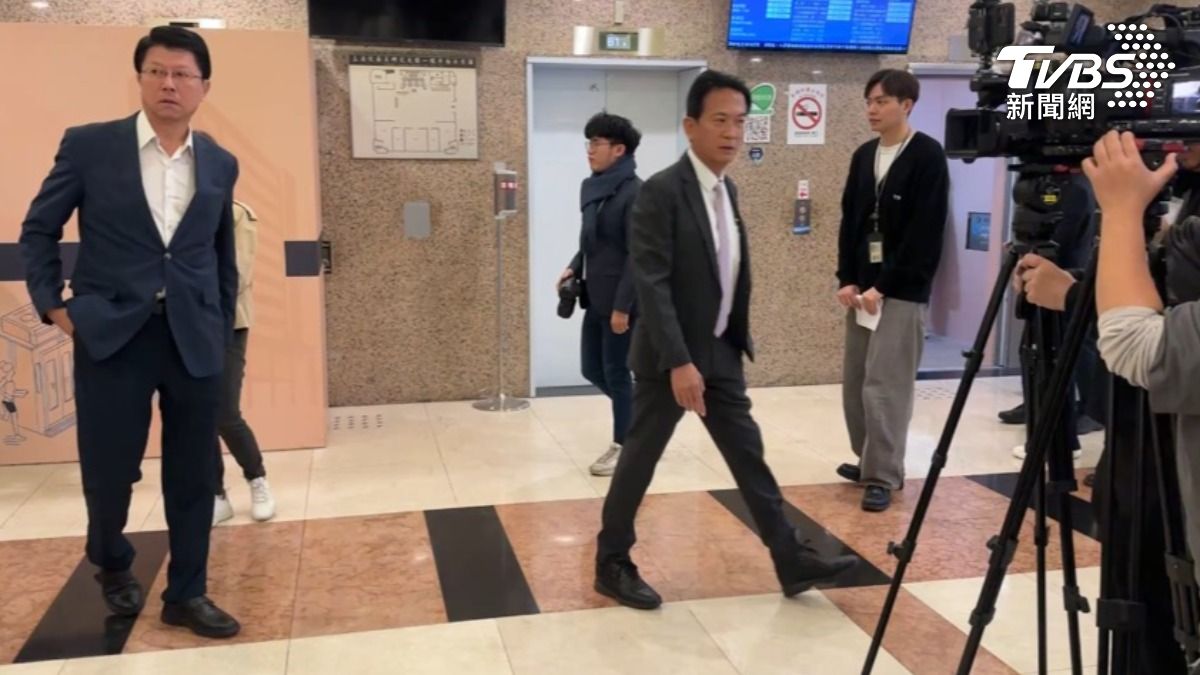 為《財劃法》爆衝突！綠委開記者會　謝龍介、柯志恩一旁開嗆