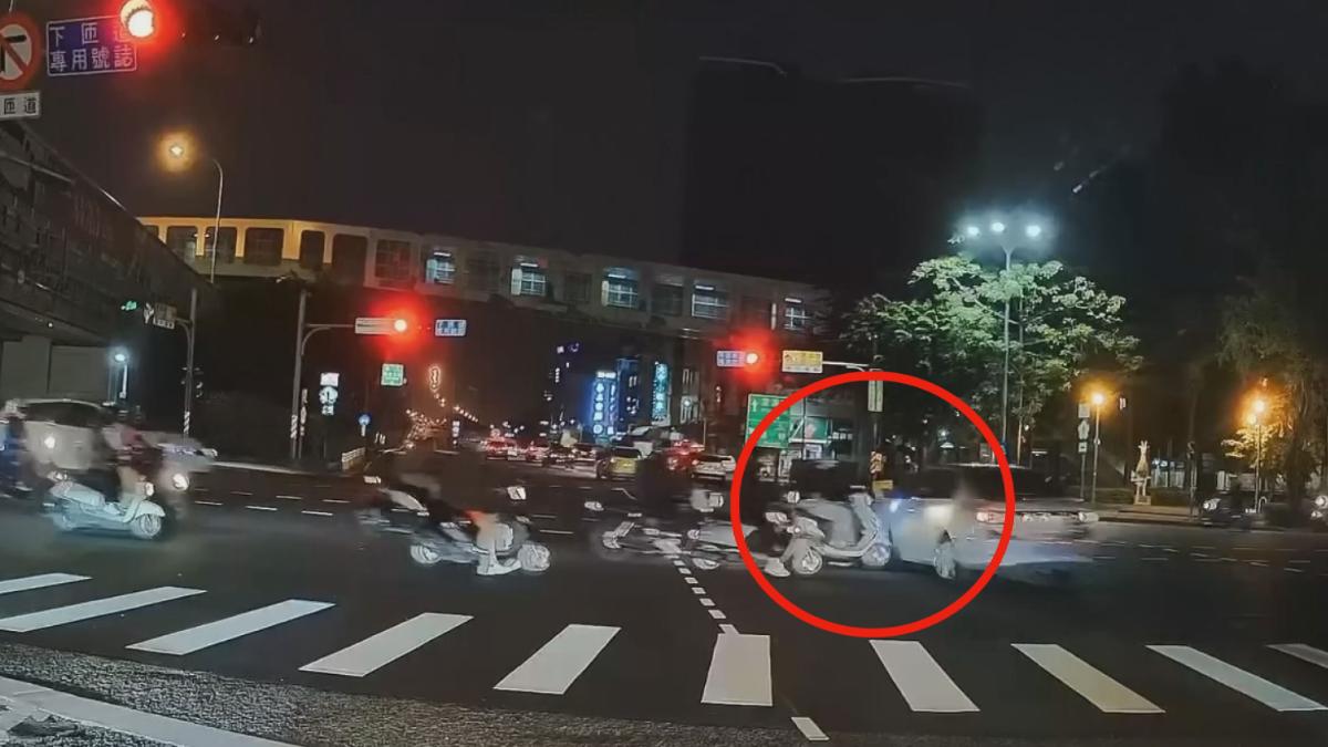 交流道匝道路口,小客車闖紅燈擦撞橫向機車,幸好騎士僅受輕傷。(圖/翻攝Youtube@WOWtchout)