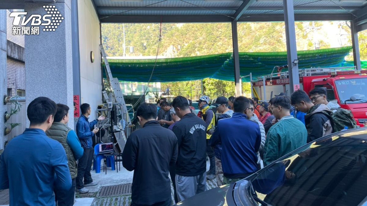 消防、軍方、民間團體與農業部林業及自然保育署台中分署等單位,共出動上百人搜索。(圖/TVBS)