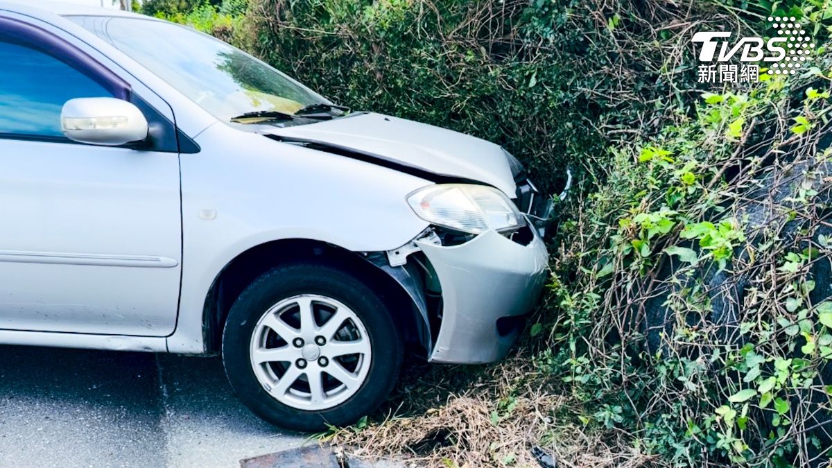 台東賴姓女子駕車與同向大型曳引車擦撞後,驚險衝撞對向車道旁岔路,幸運僅輕傷。(圖/TVBS)