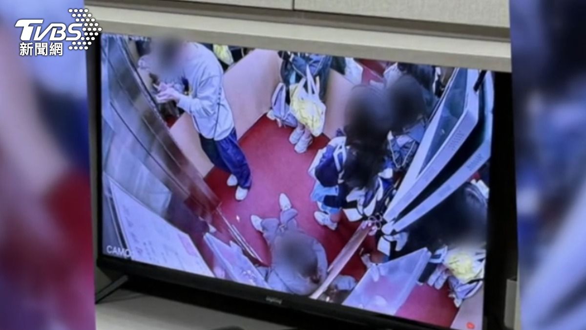 剛下課的學生,還有下班民眾,被困在電梯裡,出不去。(圖/TVBS)
