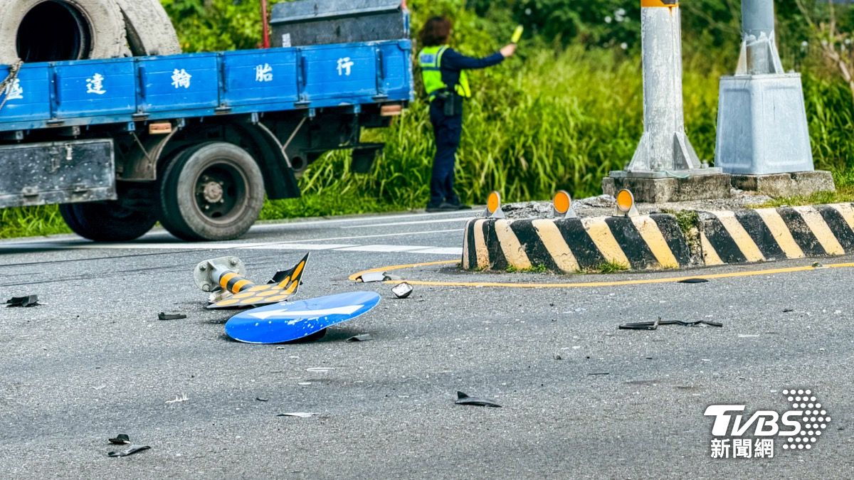 台東市臨海路的這起車禍將路中央的交通號誌牌撞飛,車體零件噴飛一地。(圖/TVBS)
