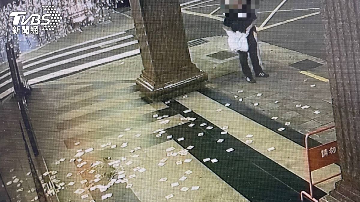 男子在飯店外撒冥紙討債。（圖／TVBS）