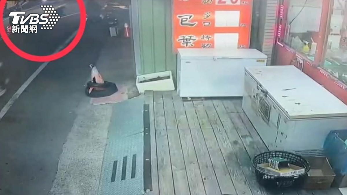 湖口車禍驚魂,遊覽車碾壓倒地機車。(圖/民眾提供)