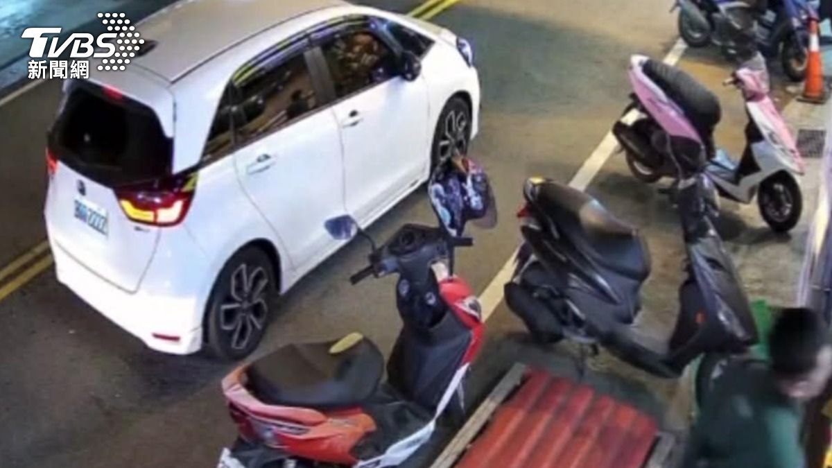 車禍現場「指揮」釀禍,遊覽車碾過倒地機車。(圖/民眾提供)