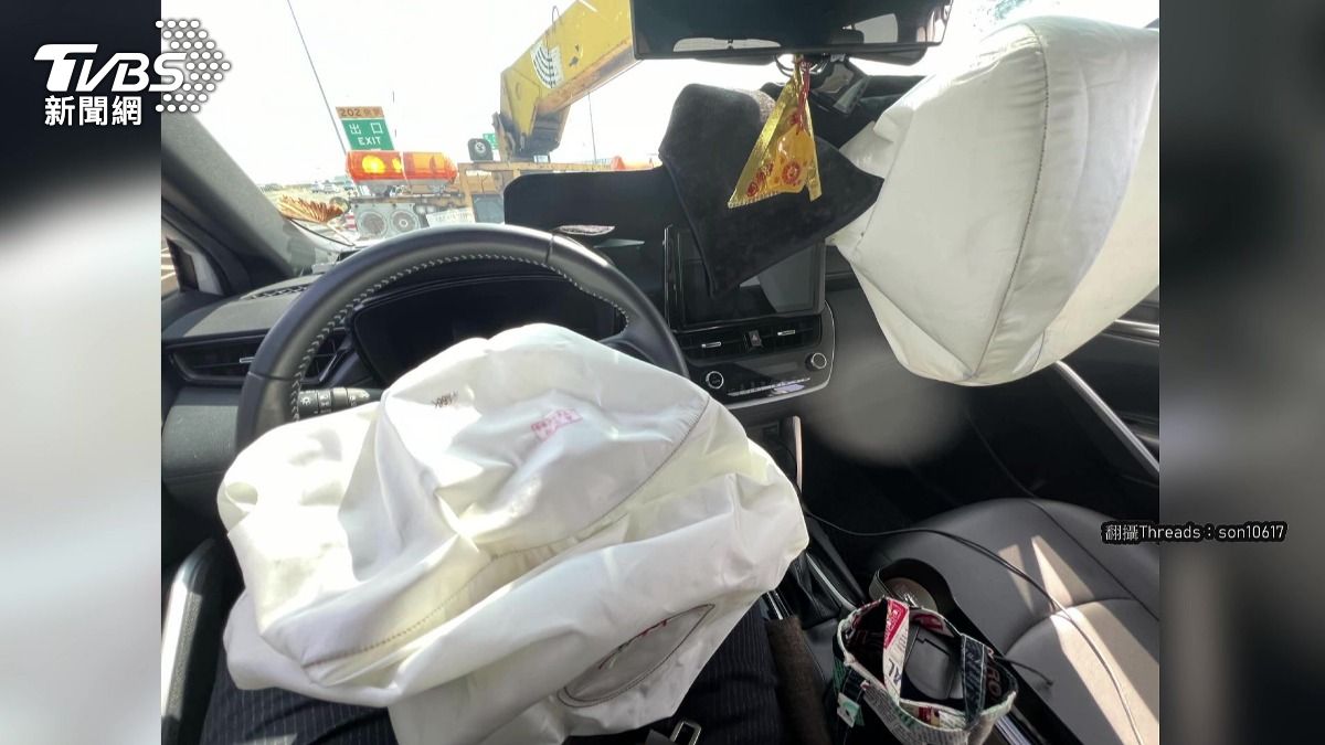 國道鐵條撞車　氣囊全爆駕駛神自救。(圖／TVBS)