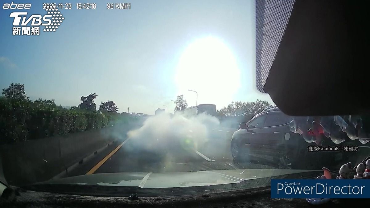 另一起驚險事件。前方小轎車噴出濃煙，完全遮擋視線。(圖／TVBS)