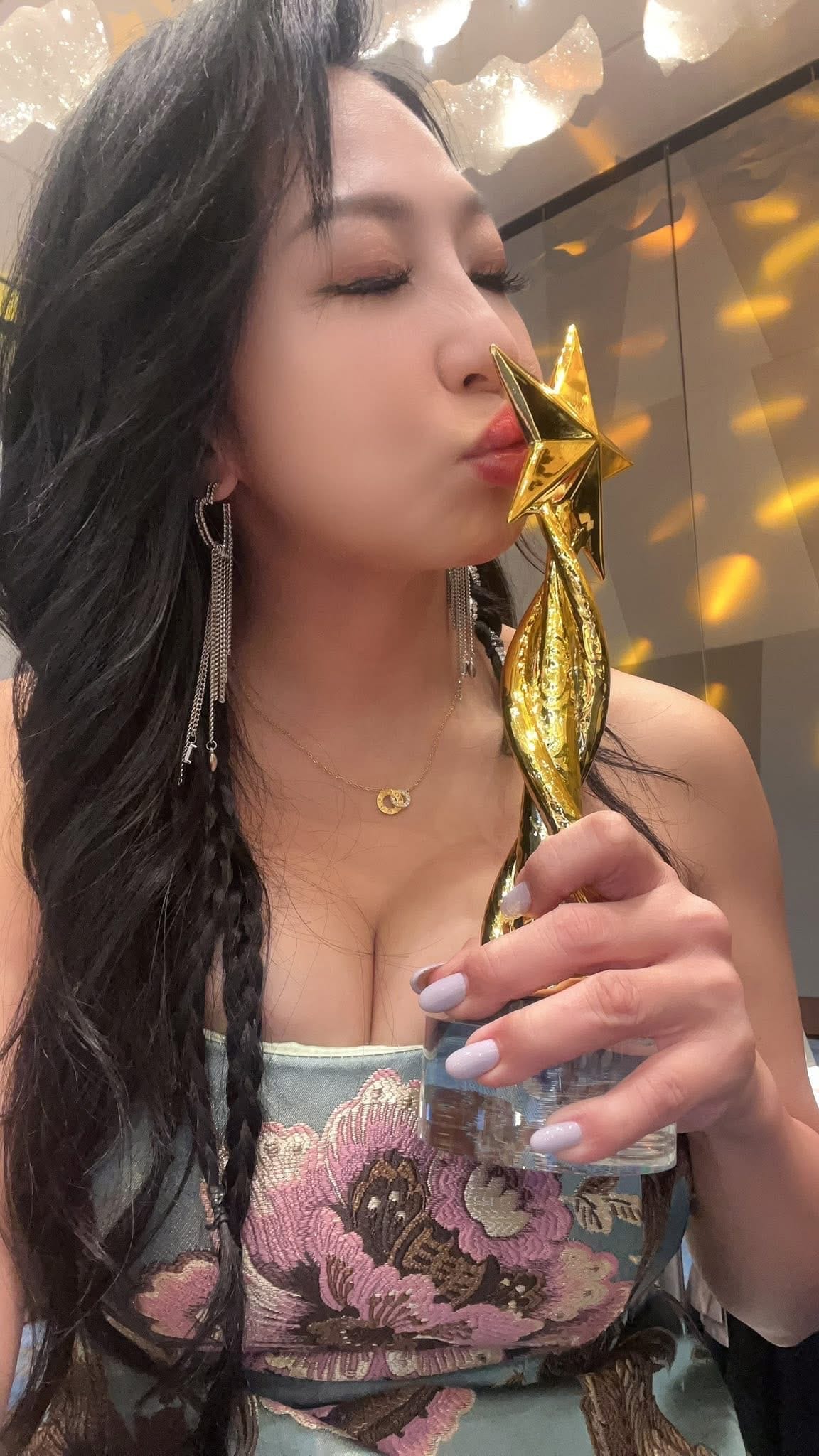 妞妞感性吐心聲。(圖/七號天堂婚紗提供)