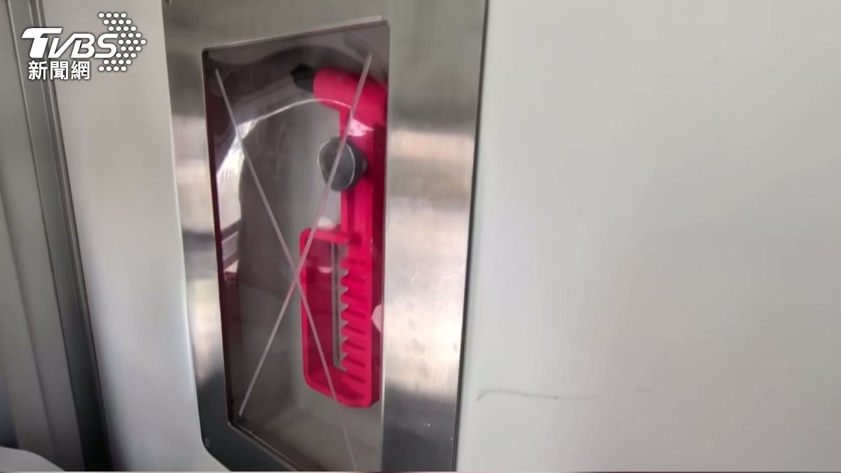 車廂內還配備有破窗器可以使用。(圖／TVBS)