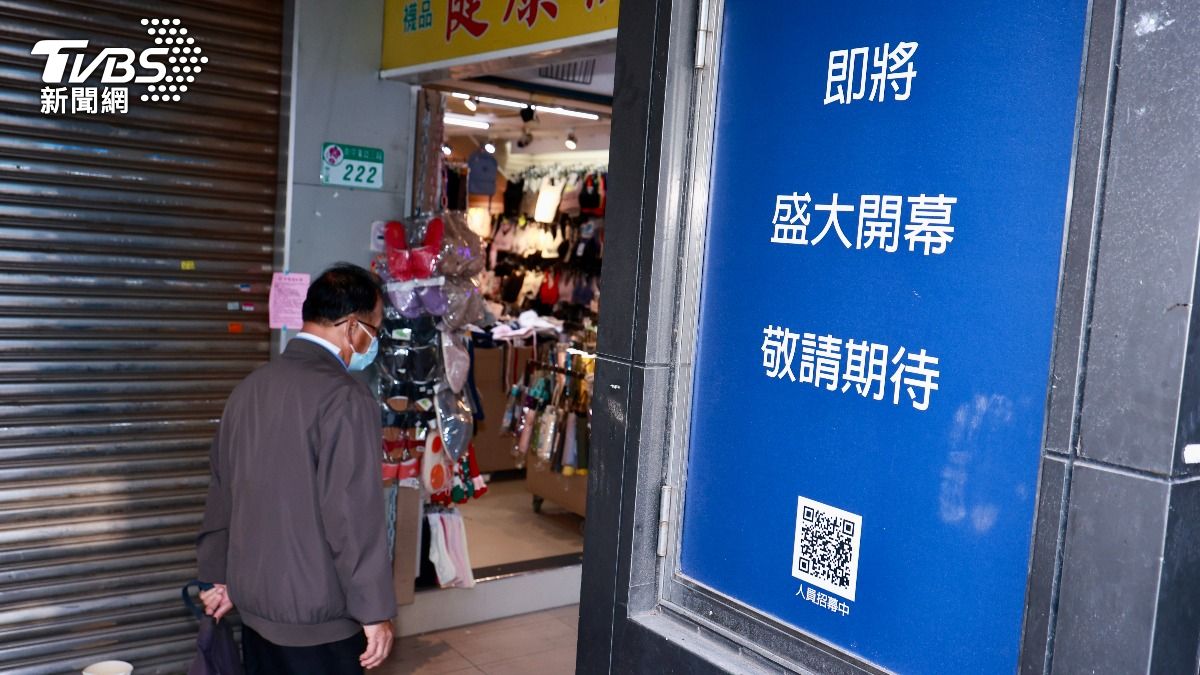 疑似瑞幸咖啡店址，看不到任何相關LOGO，僅有招募廣告。（圖／華子琛攝）