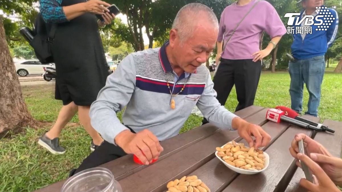 倒出整桶花生,端著滿滿一整盤,紋理和顆粒都跟真的沒兩樣(圖/TVBS)