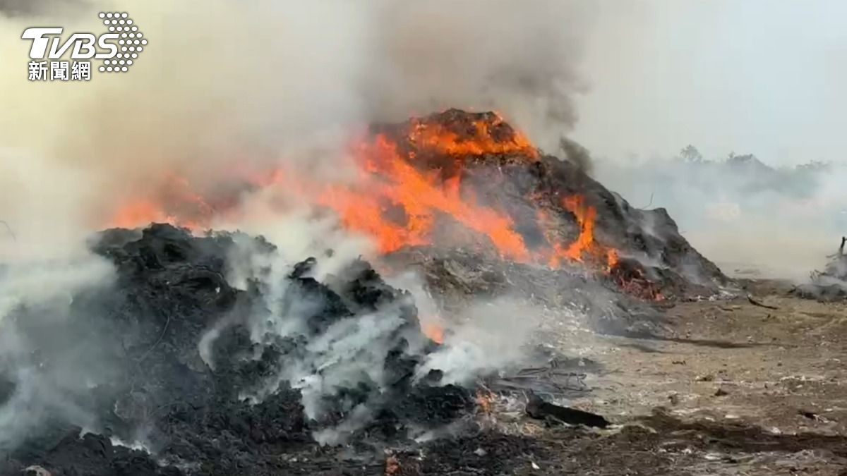 嘉義環保用地火警!彈簧床堆置區燃燒 恐怖「大火狂燒」畫面曝