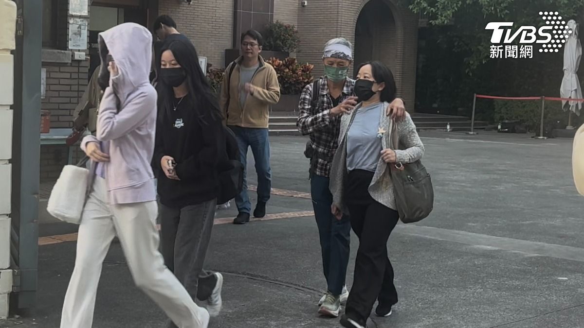 死者家屬梁太太(右邊戴黑色口罩者)。(圖/潘千詩攝)