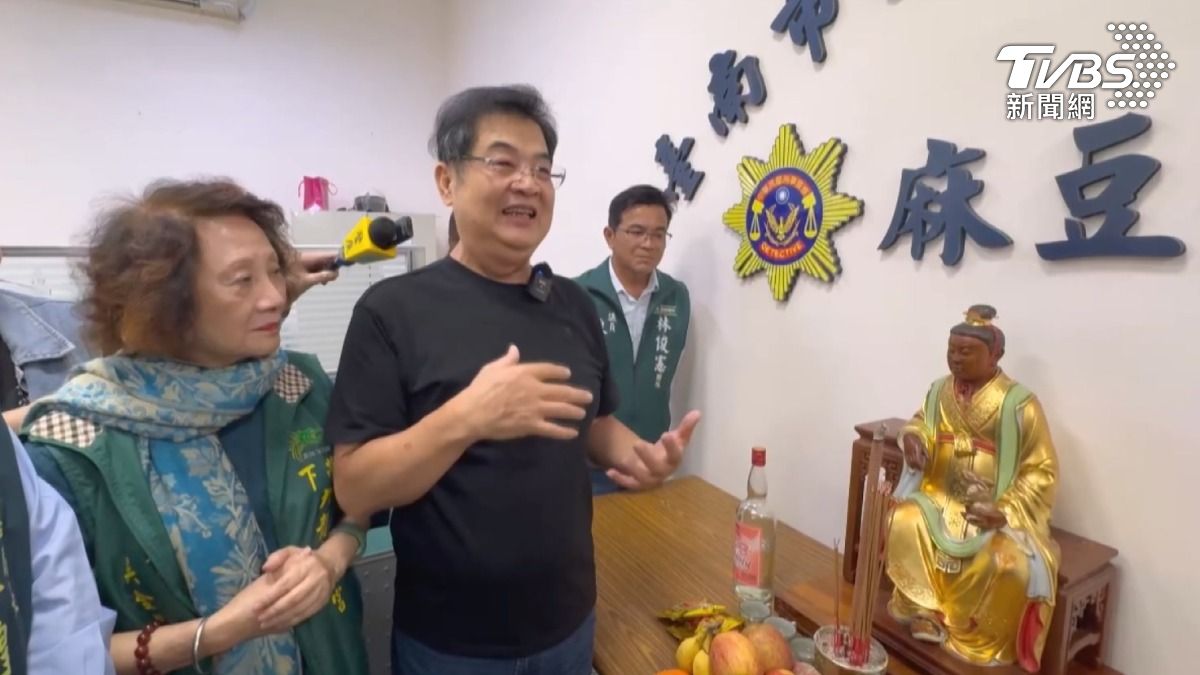 身穿黑衣的,就是人間國寶雕刻大師陳啓村,這尊失竊的卯兔星君神尊,就是他的心血力作(圖/TVBS)
