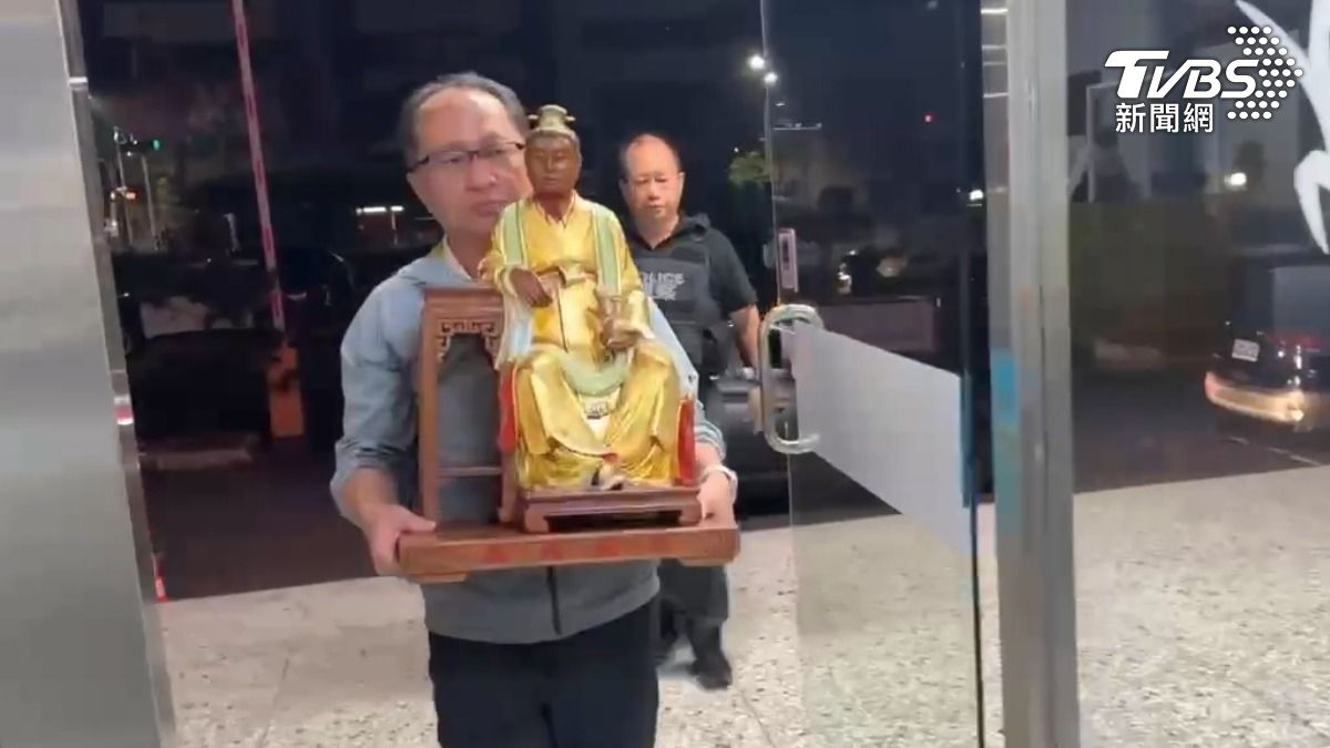 警方研判偷神尊,是要販售得利,沒想到還沒賣就先被抓,逃亡過程中,還把神尊的靠背撞壞(圖/TVBS)