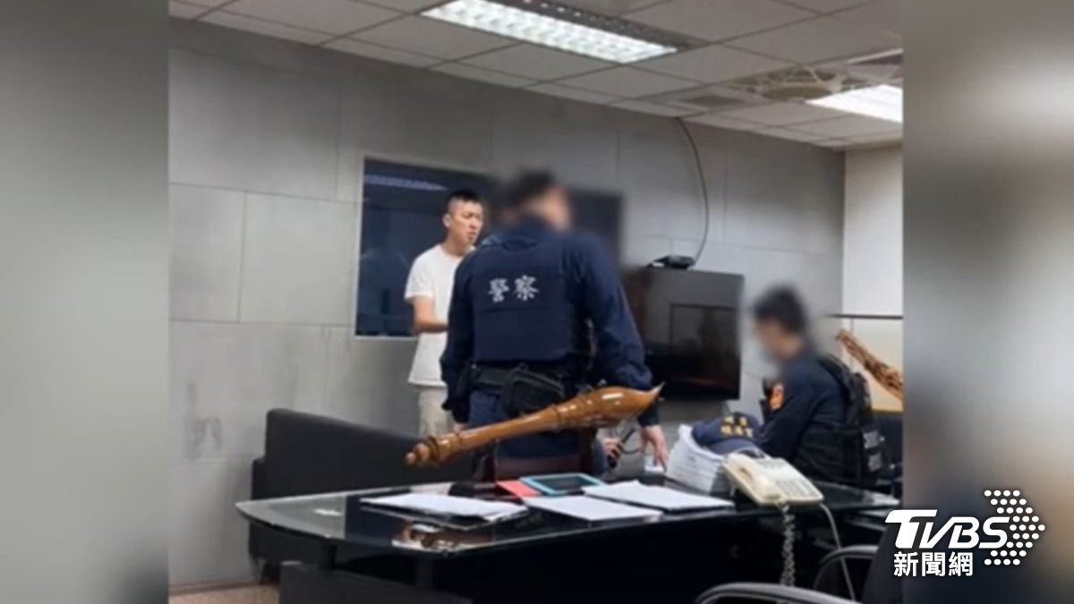 當鋪業者識破詐騙套路,聯合員警勸阻。(圖/TK哥中之哥找阿哥)