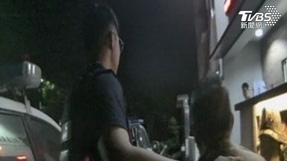 警方將老翁帶回家。(圖/TVBS)
