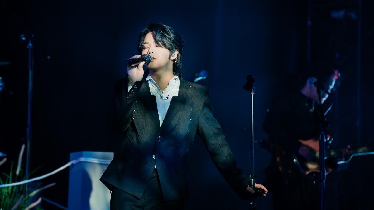 主唱浩澤深情演唱〈天黑以前〉。(圖/Who Cares胡凱兒提供)