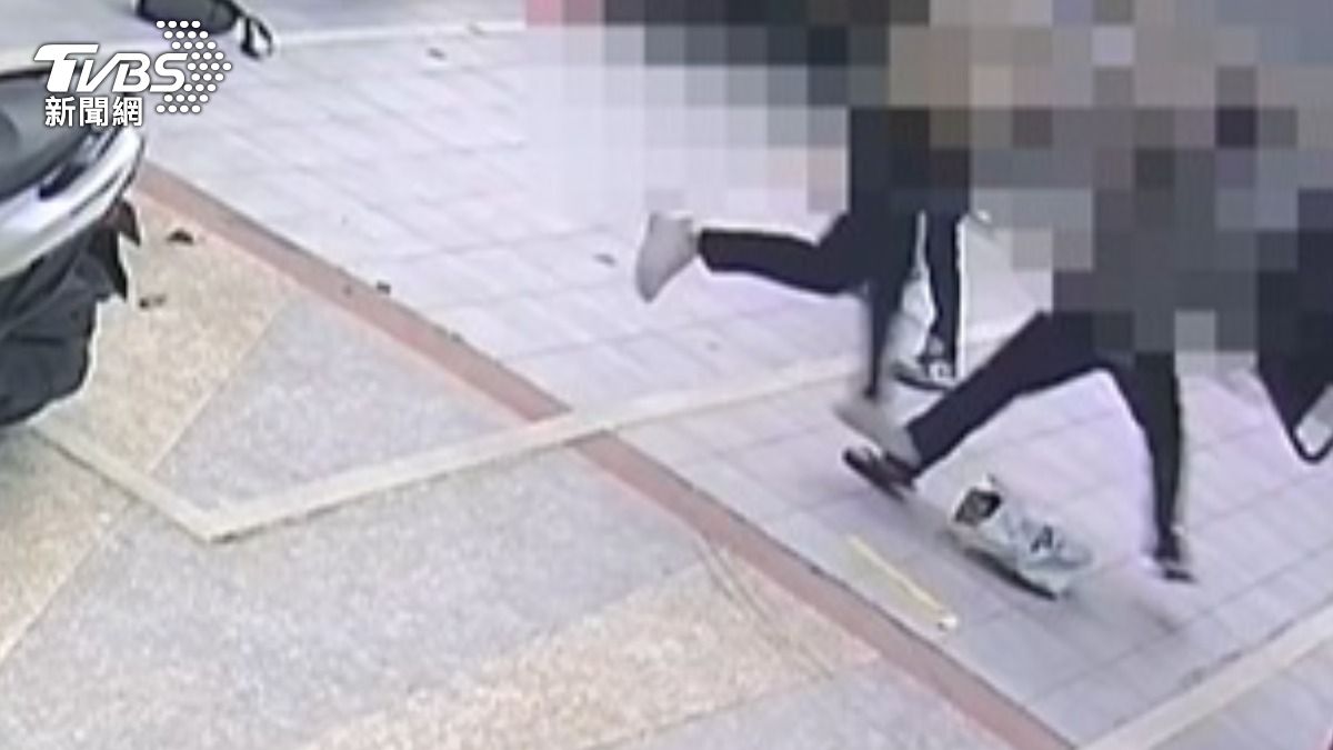 何姓女子的舊愛與新歡當街鬥毆。(圖/TVBS)